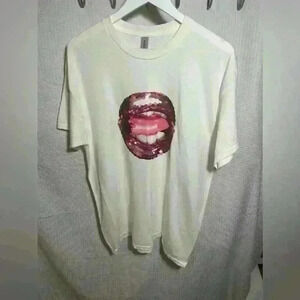 Large Graphic Tee Lips and Lipstick